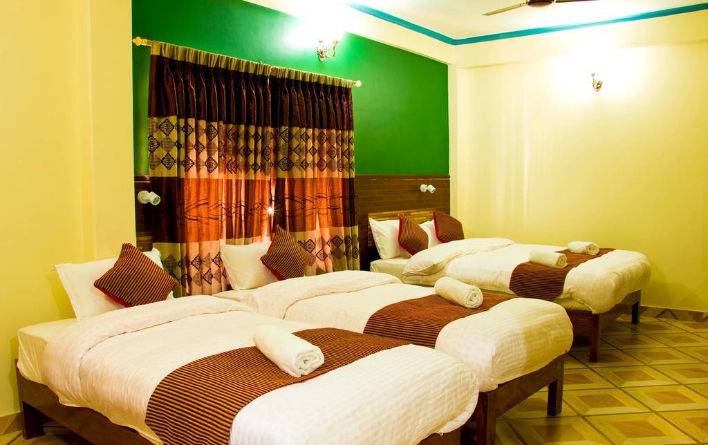 Hotel Adam Pokhara Szoba fotó