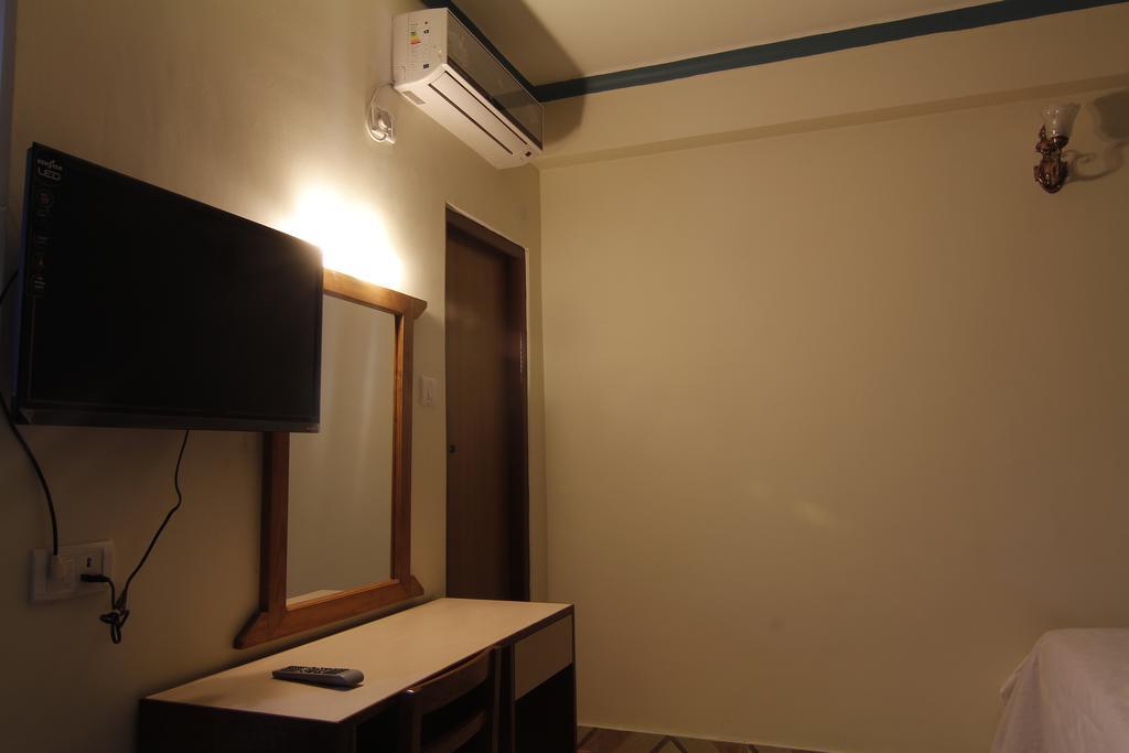 Hotel Adam Pokhara Kültér fotó